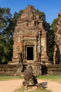 Preah Ko Tapınağı, Roluos grubunda Angkor döneminden kalma bir Hindu tapınağı, Kamboçya, tuğla kuleleri ve karmaşık kumtaşı oymalarıyla tanınır..