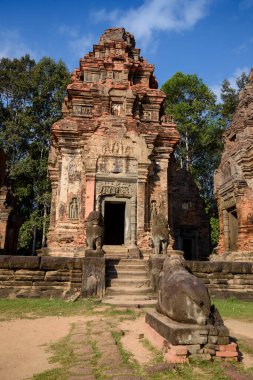 Preah Ko Tapınağı, Roluos grubunda Angkor döneminden kalma bir Hindu tapınağı, Kamboçya, tuğla kuleleri ve karmaşık kumtaşı oymalarıyla tanınır..
