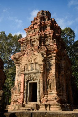 Preah Ko Tapınağı, Roluos grubunda Angkor döneminden kalma bir Hindu tapınağı, Kamboçya, tuğla kuleleri ve karmaşık kumtaşı oymalarıyla tanınır..