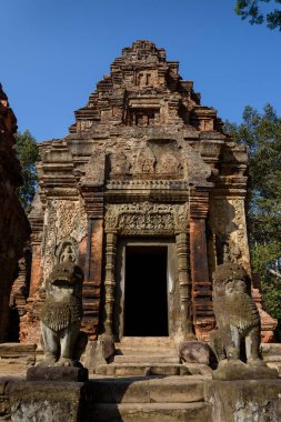 Preah Ko Tapınağı, Roluos grubunda Angkor döneminden kalma bir Hindu tapınağı, Kamboçya, tuğla kuleleri ve karmaşık kumtaşı oymalarıyla tanınır..
