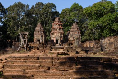 Preah Ko Tapınağı, Roluos grubunda Angkor döneminden kalma bir Hindu tapınağı, Kamboçya, tuğla kuleleri ve karmaşık kumtaşı oymalarıyla tanınır..