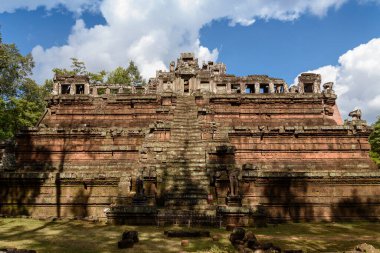 Phimeanakas Tapınağı, Angkor Thom 'un Kraliyet Sarayı içinde, Baphuon' un kuzeyinde, Siem Reap, Kamboçya
