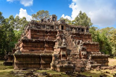 Phimeanakas Tapınağı, Angkor Thom 'un Kraliyet Sarayı içinde, Baphuon' un kuzeyinde, Siem Reap, Kamboçya
