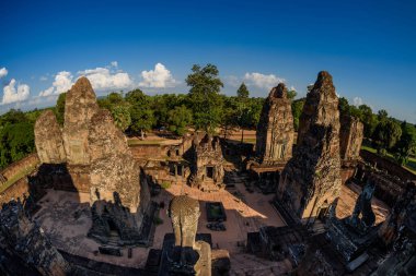 Siem Reap, Kamboçya 'da Angkor döneminden kalma bir Hindu tapınağı olan Pre Rup Tapınağı piramit şeklindeki kuleleri ve antik Khmer mimarisini gözler önüne seriyor..