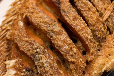 Kızarmış yakut balığı, altın kıtır kıtır dokusunu ve iştah açıcı detaylarını yakından gösteriyor..