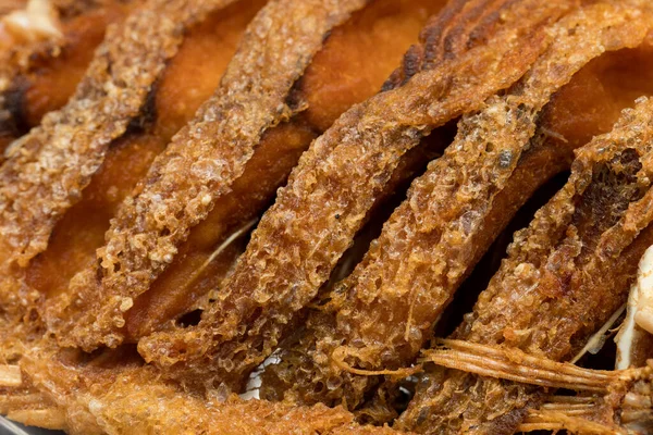 Kızarmış yakut balığı, altın kıtır kıtır dokusunu ve iştah açıcı detaylarını yakından gösteriyor..