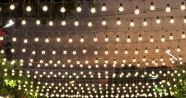 Bir partide ya da Günbatımına Karşı Festivalde String Ampulleri Dekorasyonu