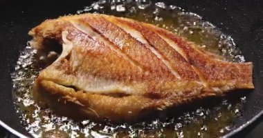 Tayland Sokak Yemekleri, Kızarmış Kızıl Tilapia Sıcak Yağda Pişirme