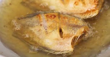 Tayland usulü Kızarmış Yılan Derisi Gourami Yağda Pişirme