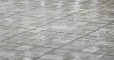 Fırtına sırasında kaldırıma düşen yağmur.