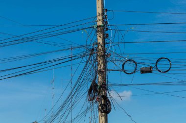 Karmaşık Güç ve İletişim Kablolarına sahip Elektrik Kutbu