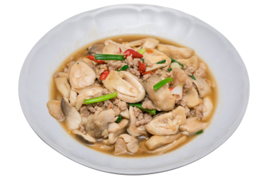 Şeffaf arkaplanda izole edilmiş istiridye soslu kıymalı saman mantarı.