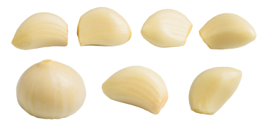 Taze soyulmuş Çin sarımsağı karanfilleri, çoklu parçalar, aşçılık malzemeleri için şeffaf arka planla izole edilmiş.