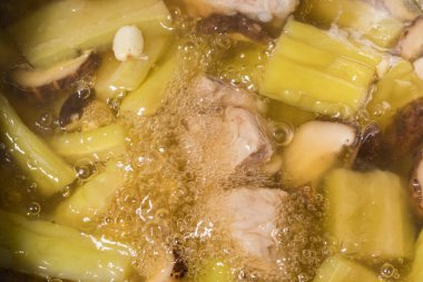 Domuz pirzolası ve Shiitake mantarlı Çin usulü kavun çorbası.