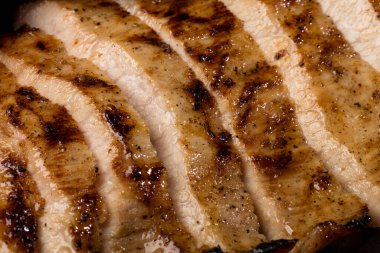 Dilimlenmiş Kurobuta domuz boynunun yakın plan görüntüsü, sulu dokular, zengin mermer, ve ızgara domuz kalitesi, yemek reklamları, restoran menüleri ve mutfak tasarımı için uygun..