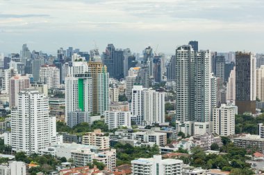 Bangkok Tayland 19 Ocak 2026 'da, Asok Sukhumvit bölgesini, Tayland' da devam eden kentsel büyüme ve ekonomik faaliyetleri yansıtan önemli iş ve ticaret merkezlerinden biri olarak dolduran yoğun ofis kuleleri ve konut binaları yığını.