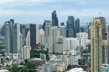 Bangkok Tayland 19 Ocak 2026 'da, Asok Sukhumvit bölgesini, Tayland' da devam eden kentsel büyüme ve ekonomik faaliyetleri yansıtan önemli iş ve ticaret merkezlerinden biri olarak dolduran yoğun ofis kuleleri ve konut binaları yığını.