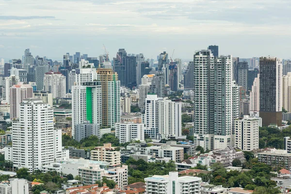 Bangkok Tayland 19 Ocak 2026 'da, Asok Sukhumvit bölgesini, Tayland' da devam eden kentsel büyüme ve ekonomik faaliyetleri yansıtan önemli iş ve ticaret merkezlerinden biri olarak dolduran yoğun ofis kuleleri ve konut binaları yığını.