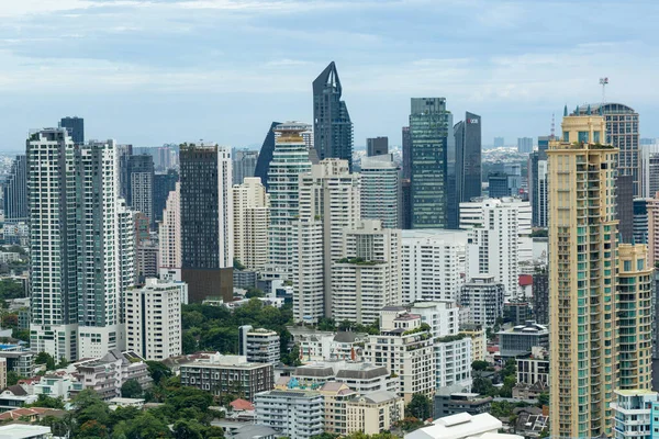 Bangkok Tayland 19 Ocak 2026 'da, Asok Sukhumvit bölgesini, Tayland' da devam eden kentsel büyüme ve ekonomik faaliyetleri yansıtan önemli iş ve ticaret merkezlerinden biri olarak dolduran yoğun ofis kuleleri ve konut binaları yığını.