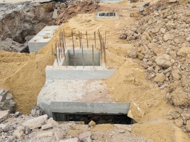 Kentsel su yönetimini iyileştirme ve sel riskini azaltma amaçlı büyük bir şehirde sel azaltma çabaları kapsamında yeni bir drenaj sistemi kurulması için karayolu kazıları devam ediyor.