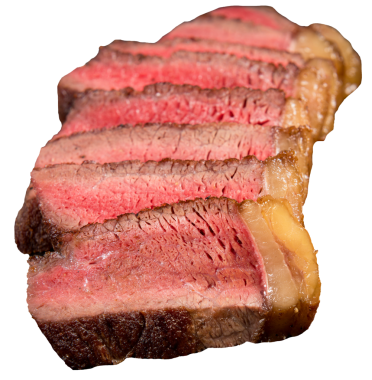 Premium ızgara picanha sığır eti, şeffaf bir arka planda ince dilimlenmiş ve izole edilmiş..