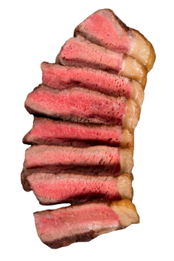 Premium ızgara picanha sığır eti, şeffaf bir arka planda ince dilimlenmiş ve izole edilmiş..