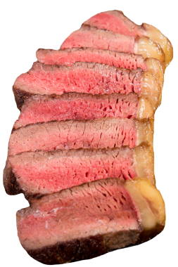 Premium ızgara picanha sığır eti, şeffaf bir arka planda ince dilimlenmiş ve izole edilmiş..