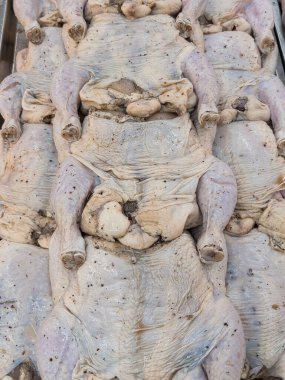 Çiğ tavuk otlar ve baharatlarla marine edilmiş, ızgara için hazır ve nazır, pişirme, barbekü ve yemek hazırlama kavramları için uygun..