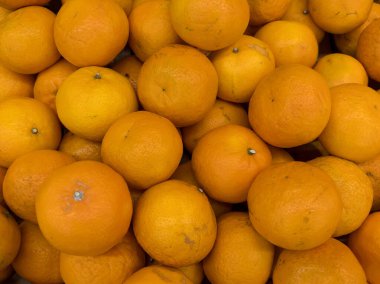 Tazelik, tarım ve günlük gıda alışverişini temsil eden büyük miktardaki taze portakal yerel bir pazarda satışa sunuldu..