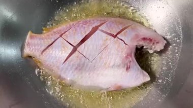 Tayland Sokak Yemekleri Sıcak Yağda Kızarmış Kırmızı Tilapia Pişirme