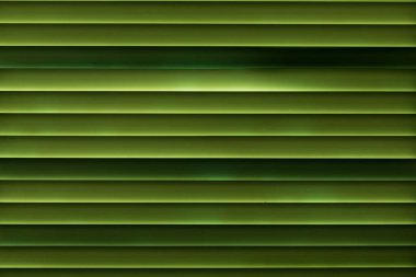 Kapalı pencerelerden süzülen yumuşak ışık dar ışık çizgileri ve gölge desenleri oluşturur.