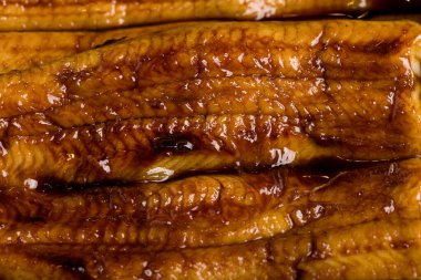İştah açıcı Japon ızgara yılanbalığının yakın planda kabayaki sosu ile kaplanmış hali (Unagi Kabayaki)