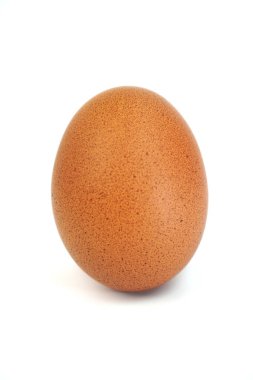 Bir tam kahverengi tavuk yumurtası, beyaz arka planda izole edilmiş, dikey pozisyonda.