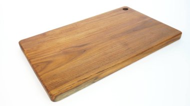 Dikdörtgen ahşap doğrama tahtası, doğal ahşap motifli, 20 mm kalınlığında, pişirme aletleri için güvenli, beyaz arka planda izole edilmiş.