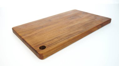 Dikdörtgen ahşap doğrama tahtası, doğal ahşap motifli, 20 mm kalınlığında, pişirme aletleri için güvenli, beyaz arka planda izole edilmiş.