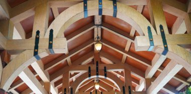 Estetik, klasik, basit, zarif ahşap kemer tarzı ve ışıklarıyla bina içi bir koridorun üst tasarımı.