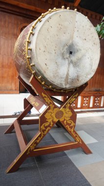 Kazılmış ya da cami davulu, camide namaz çağrısında bulunmadan önce Müslümanları namaza çağırmak için kullanılan sığır derisinden yapılmış bir perküsyon aletidir.