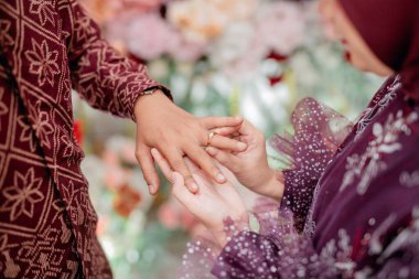 Müstakbel gelin, damat adayının nişan ya da evlenme teklifi gününde parmağına altın bir alyans takıyor.