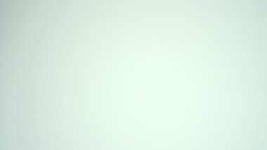 Bir kadının eli, beyaz bir arka planda izole edilmiş Prostat kanserine farkındalığı ve desteği simgeleyen mavi bir kurdele tutuyor.