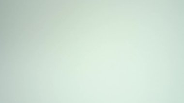 Bir kadının eli sarı bir kurdele tutuyor. Beyaz bir arkaplanda, Sarkoma ya da Kemik Kanseri, Mesane Kanseri 'ni sembolize ediyor.