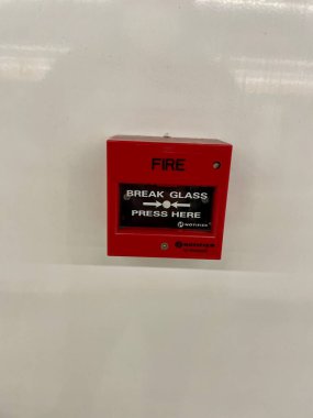 Kuala Lumpur - 9 Aralık 2025: Kırmızı Alarm Alarm Noktası beyaz duvara acil durum kullanımı için monte edildi