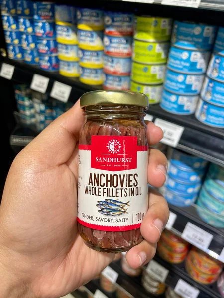 Kuala Lumpur - 9 Aralık 2025: Sandhurst Ançüezli Biftek Yağlı Kavanozda, arka planda konserve ton balığıyla birlikte