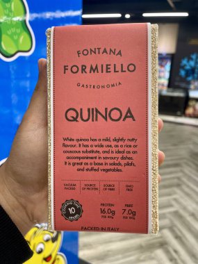 Kuala Lumpur - 9 Aralık 2025: Fontana Formiello Gastronomia quinomia paketi elinde tutularak besin bilgileri ve depolama zamanlarını göstermektedir