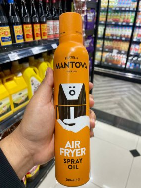 Kuala Lumpur - 9 Aralık 2025: Fratelli Mantova Air Fryer Oil, yağ reyonunda, raflarda baharatlarla birlikte tutulabilir.