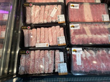 Kuala Lumpur - 9 Aralık 2025: Premium Japon Wagyu ve Avustralyalı biftek dilimleri market buzdolabında etiketli