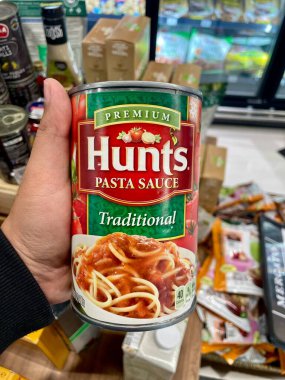 Kuala Lumpur - 8 Aralık 2025: Hunt 's Premium Geleneksel Makarna Sosu, domates etiketli bakkal reyonunda yapılabilir