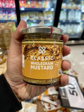 Kuala Lumpur - 8 Aralık 2025: Kooperatif Klasik Kepekli Hardal Kavanozu