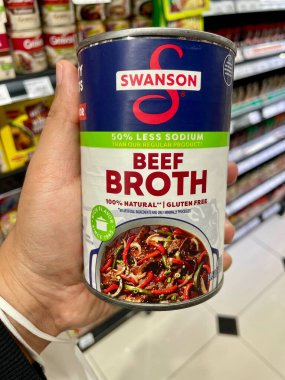 Kuala Lumpur - 8 Aralık 2025: Swanson Biftek Çorbası, bakkal reyonunda konserve mallarla tutulan sodyum azaltımı