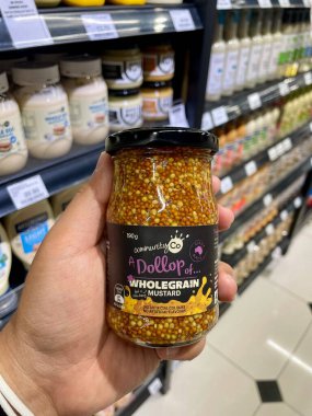 Kuala Lumpur - 8 Aralık 2025: Community Co Wholegrain Hardal kavanozu Avustralyalı markasıyla market koridorunda yapıldı