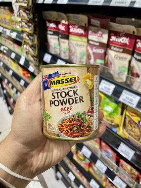 Kuala Lumpur - 8 Aralık 2025: Massel Beef Style Stock Powder, Glütensiz ve vejetaryen etiketli market koridorunda tutuldu